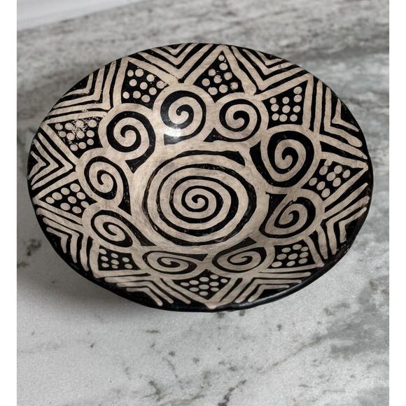 Early Native American (?) Hand Painted Tri-Footed Large Pottery Bowl - Picture 8 of 10